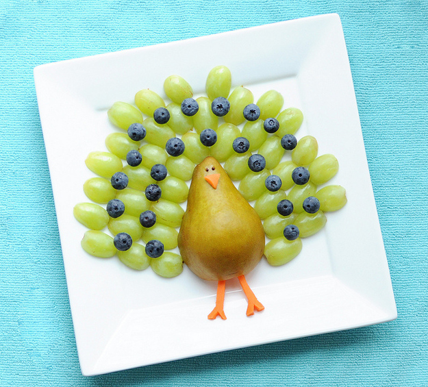 It just takes a knife to make this happy fruit peacock.