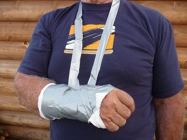 Turn toilet paper into an emergency cast.