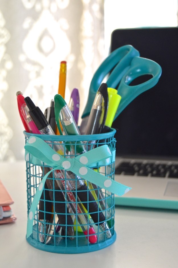 Make an easy pencil holder that matches your dorm's color scheme.